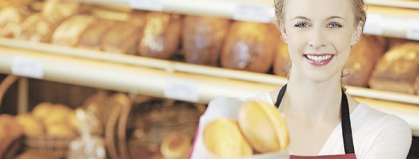 Immagine di un commessa in una panetteria